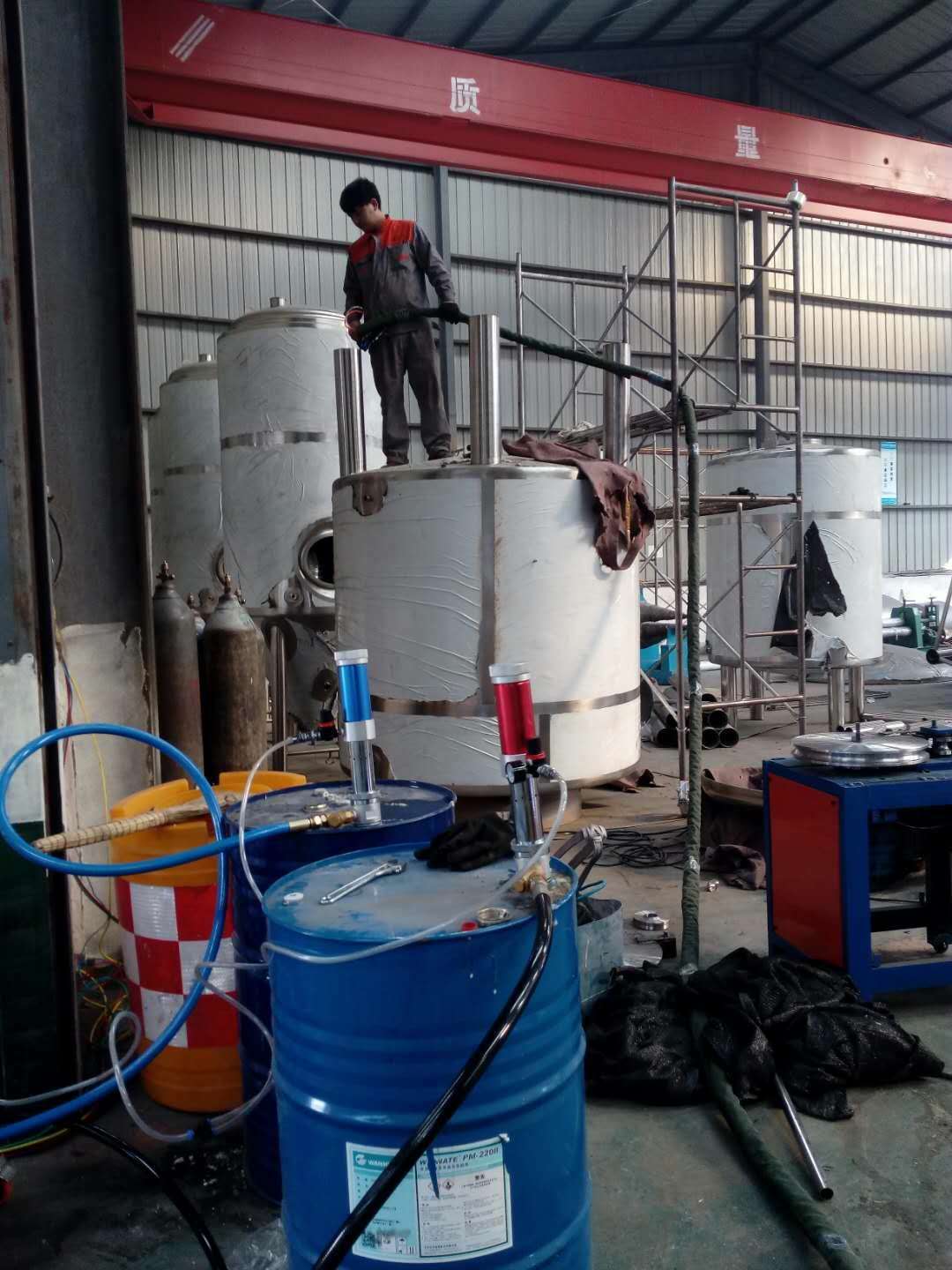 不銹鋼水箱保溫模塊聚氨酯填充 用哪種噴涂機(圖1) 不銹鋼水箱保溫模塊聚氨酯填充