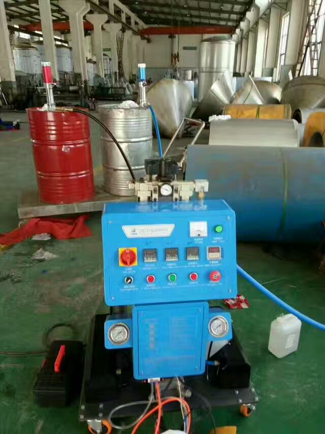 不銹鋼水箱保溫模塊聚氨酯填充 用哪種噴涂機(圖2) Q2600型不銹鋼水箱保溫模塊聚氨酯填充噴涂機